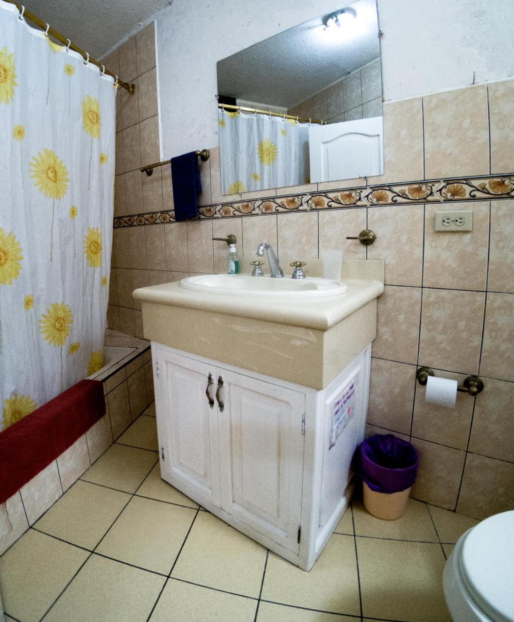 Mayra'S Apartments And Spanish School بانيوس المظهر الخارجي الصورة